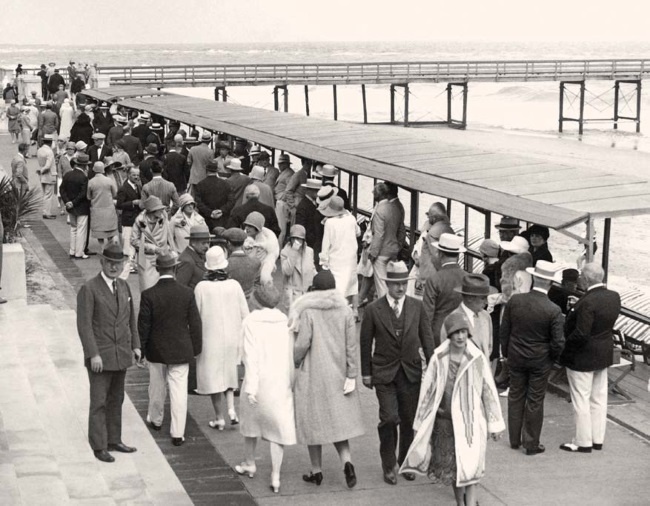 Иллюстрация к книге — Молодые и красивые. Мода двадцатых годов [i_448.jpg]