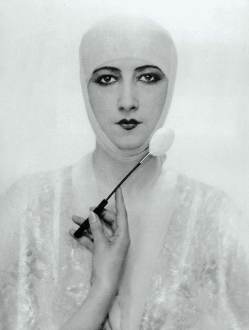 Иллюстрация к книге — Молодые и красивые. Мода двадцатых годов [i_490.jpg]