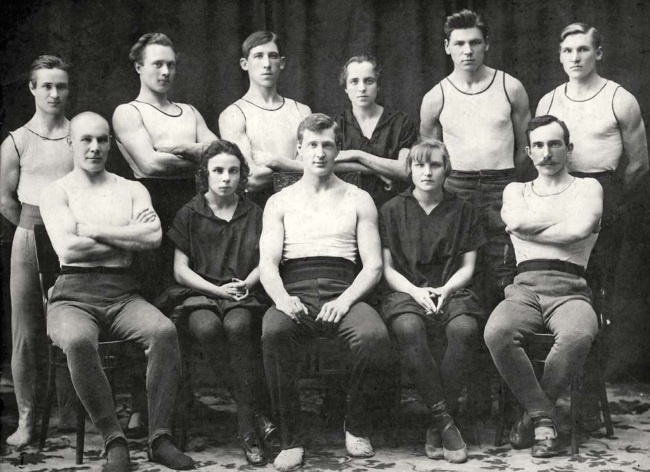 Иллюстрация к книге — Молодые и красивые. Мода двадцатых годов [i_597.jpg]