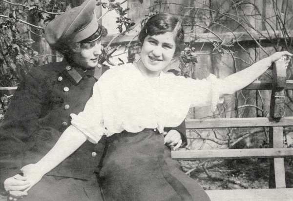 Иллюстрация к книге — Молодые и красивые. Мода двадцатых годов [i_601.jpg]