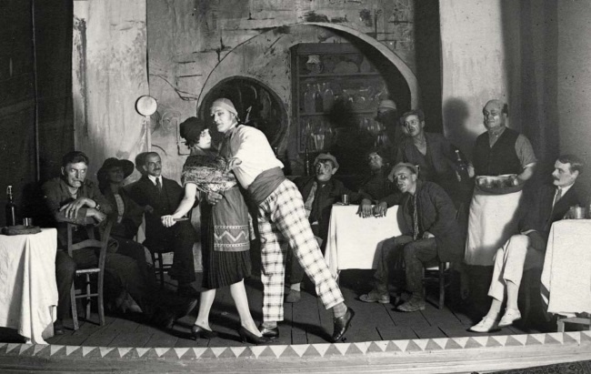 Иллюстрация к книге — Молодые и красивые. Мода двадцатых годов [i_612.jpg]