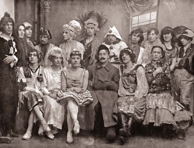 Иллюстрация к книге — Молодые и красивые. Мода двадцатых годов [i_618.jpg]