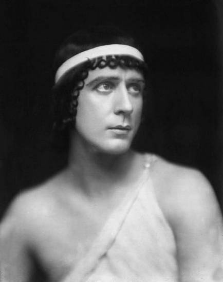 Иллюстрация к книге — 100 великих мастеров балета [i_042.jpg]