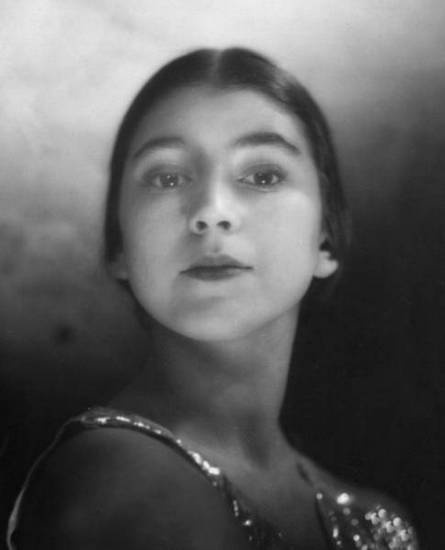 Иллюстрация к книге — 100 великих мастеров балета [i_083.jpg]