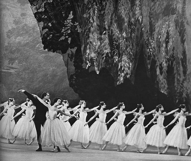 Иллюстрация к книге — 100 великих мастеров балета [i_138.jpg]