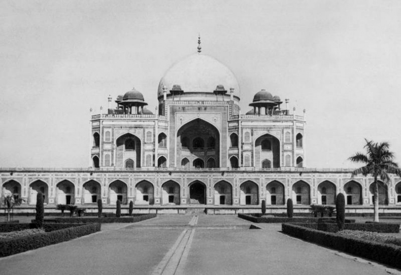 Иллюстрация к книге — 100 великих аристократов [i_035.jpg]