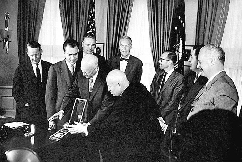 Иллюстрация к книге — Н. С. Хрущев. Воспоминания. Время. Люди. Власть. В 2 книгах. Книга 2 [i_004.jpg]