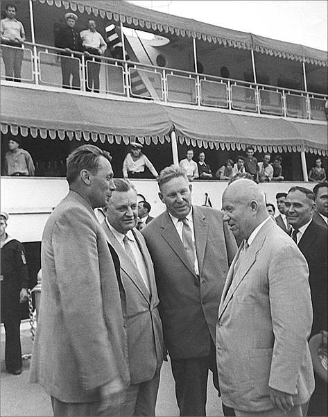 Иллюстрация к книге — Воспоминания. Время. Люди. Власть. В 2 книгах. Книга 1 [i_018.jpg]