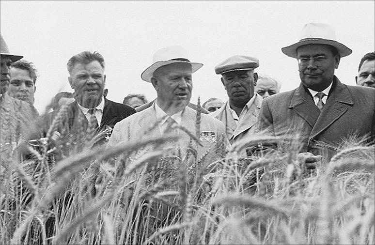 Иллюстрация к книге — Воспоминания. Время. Люди. Власть. В 2 книгах. Книга 1 [i_021.jpg]