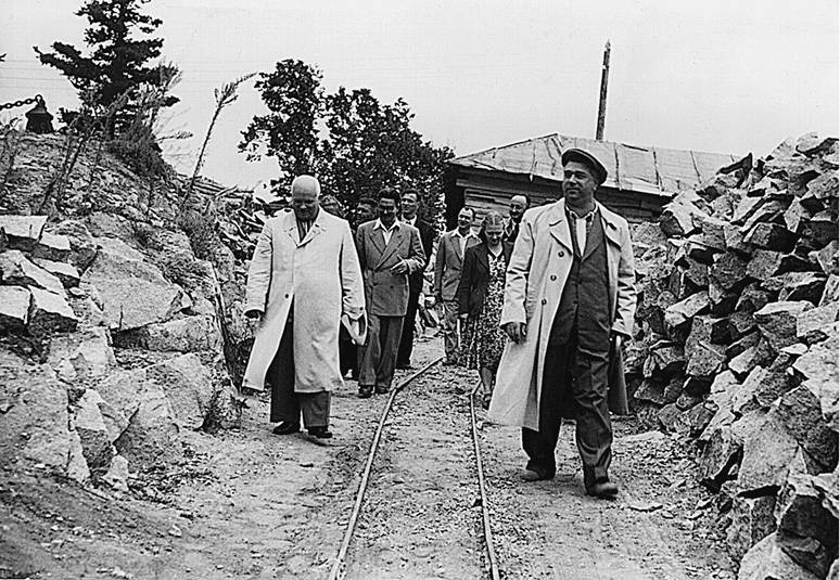 Иллюстрация к книге — Воспоминания. Время. Люди. Власть. В 2 книгах. Книга 1 [i_027.jpg]