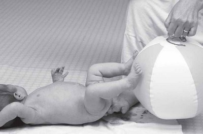 Иллюстрация к книге — PEKiP. Игра и движение. Более 100 развивающих игр для детей первого года жизни [i_027.jpg]