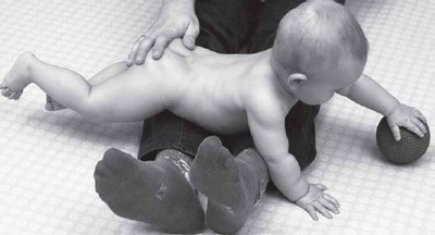 Иллюстрация к книге — PEKiP. Игра и движение. Более 100 развивающих игр для детей первого года жизни [i_044.jpg]