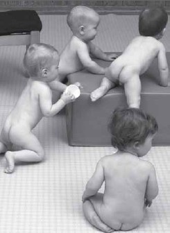 Иллюстрация к книге — PEKiP. Игра и движение. Более 100 развивающих игр для детей первого года жизни [i_075.jpg]