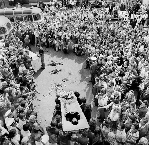 Иллюстрация к книге — Я лечила Высоцкого [i_125.jpg]