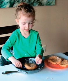 Иллюстрация к книге — Дома весело! Развивающие игры для самых маленьких [i_074.jpg]