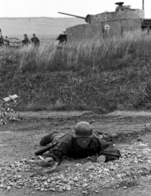 Иллюстрация к книге — Прохоровка. Неизвестное сражение Великой войны [i_005.jpg]