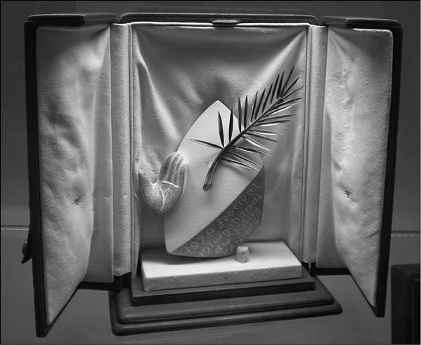 Иллюстрация к книге — 100 великих наград мира [i_097.jpg]