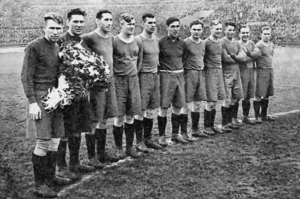 Иллюстрация к книге — 100 великих футбольных матчей [i_011.jpg]