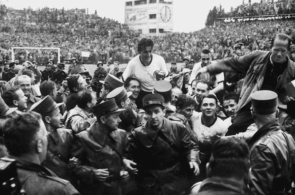 Иллюстрация к книге — 100 великих футбольных матчей [i_018.jpg]