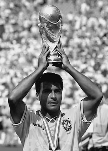 Иллюстрация к книге — 100 великих футбольных матчей [i_065.jpg]