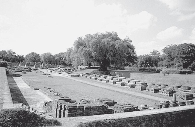 Иллюстрация к книге — 100 великих монастырей [i_003.jpg]