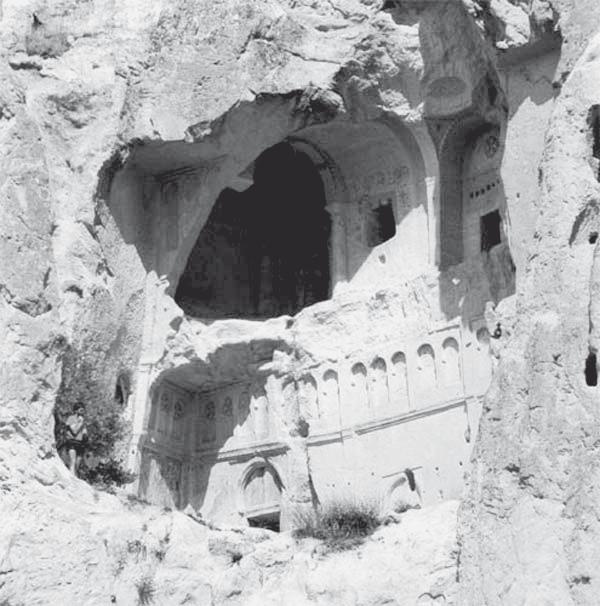 Иллюстрация к книге — 100 великих монастырей [i_015.jpg]