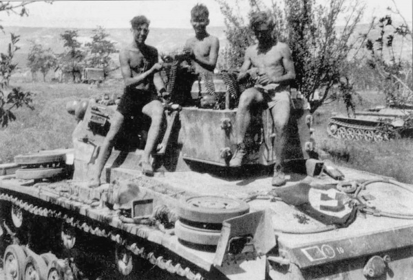 Иллюстрация к книге — Четыре трагедии Крыма [i_083.jpg]