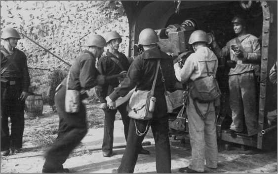 Иллюстрация к книге — На трудных дорогах войны. Подвиг Одессы [i_026.jpg]