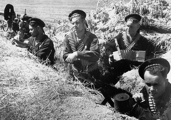 Иллюстрация к книге — На трудных дорогах войны. Подвиг Одессы [i_029.jpg]