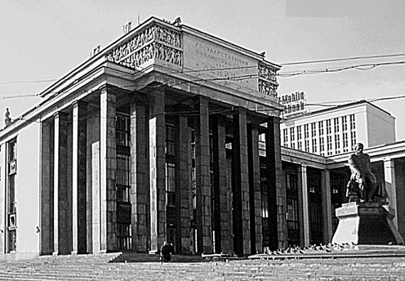 Иллюстрация к книге — 100 великих сокровищ России [i_018.jpg]