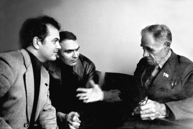 Иллюстрация к книге — Феликс Медведев. Козырная судьба легендарного интервьюера, библиофила, игрока [i_023.jpg]