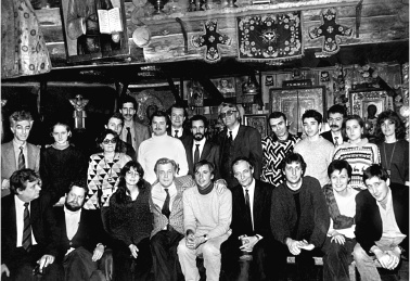 Иллюстрация к книге — Феликс Медведев. Козырная судьба легендарного интервьюера, библиофила, игрока [i_042.jpg]