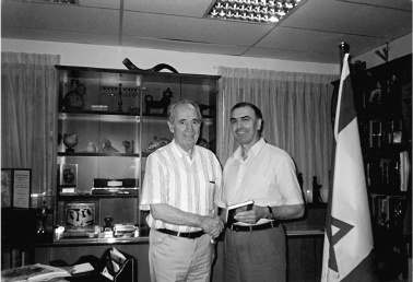 Иллюстрация к книге — Феликс Медведев. Козырная судьба легендарного интервьюера, библиофила, игрока [i_058.jpg]