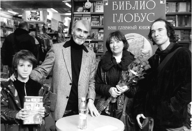 Иллюстрация к книге — Феликс Медведев. Козырная судьба легендарного интервьюера, библиофила, игрока [i_091.jpg]