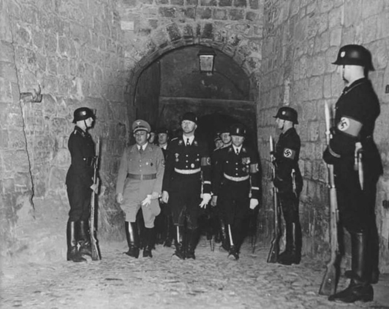 Иллюстрация к книге — Тайны черных замков СС [i_002.jpg]