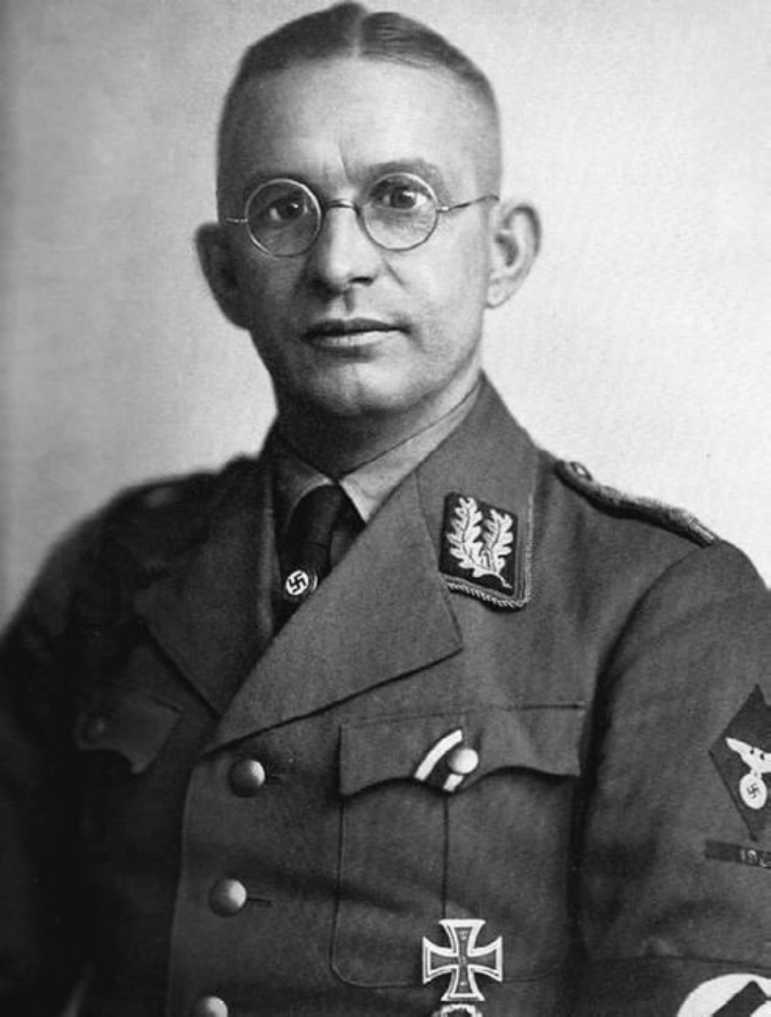 Иллюстрация к книге — Тайны черных замков СС [i_025.jpg]