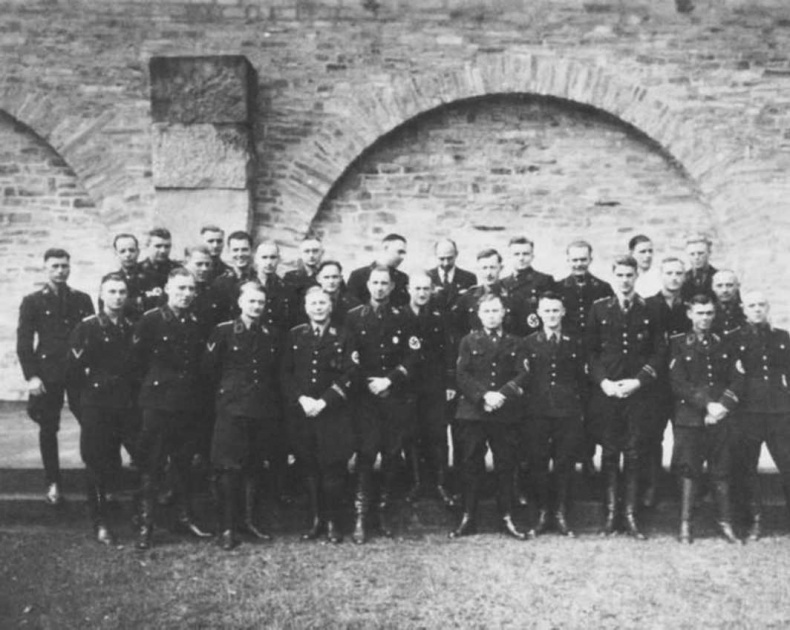 Иллюстрация к книге — Тайны черных замков СС [i_029.jpg]