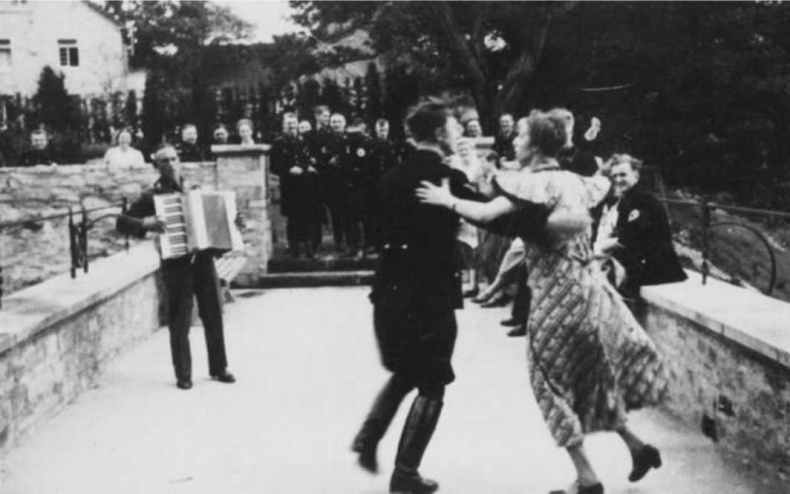 Иллюстрация к книге — Тайны черных замков СС [i_039.jpg]