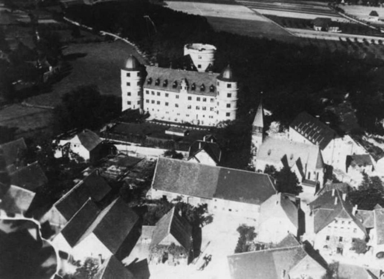 Иллюстрация к книге — Тайны черных замков СС [i_047.jpg]