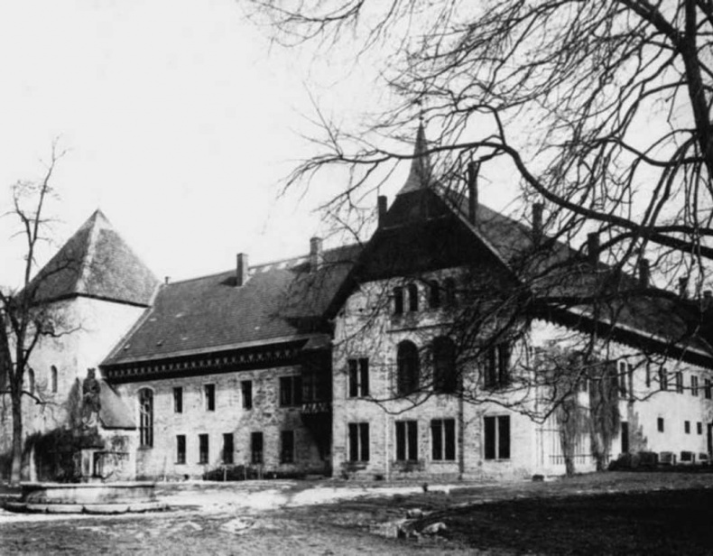 Иллюстрация к книге — Тайны черных замков СС [i_057.jpg]