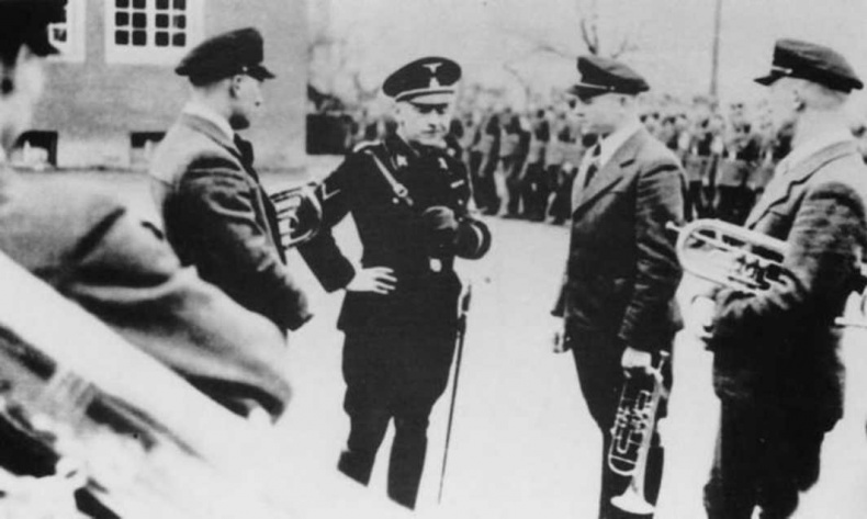 Иллюстрация к книге — Тайны черных замков СС [i_060.jpg]