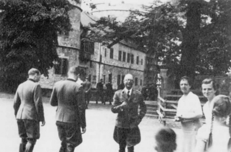 Иллюстрация к книге — Тайны черных замков СС [i_061.jpg]