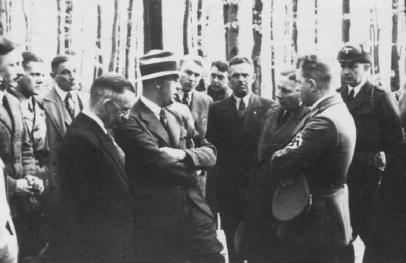 Иллюстрация к книге — Тайны черных замков СС [i_066.jpg]