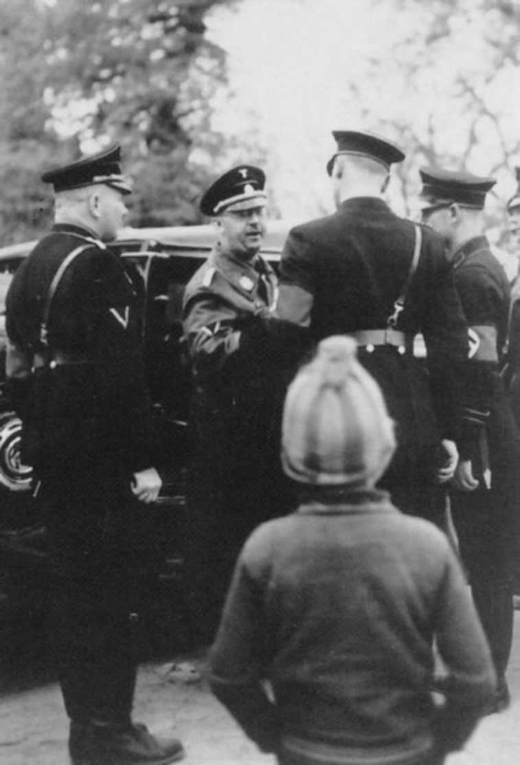 Иллюстрация к книге — Тайны черных замков СС [i_068.jpg]