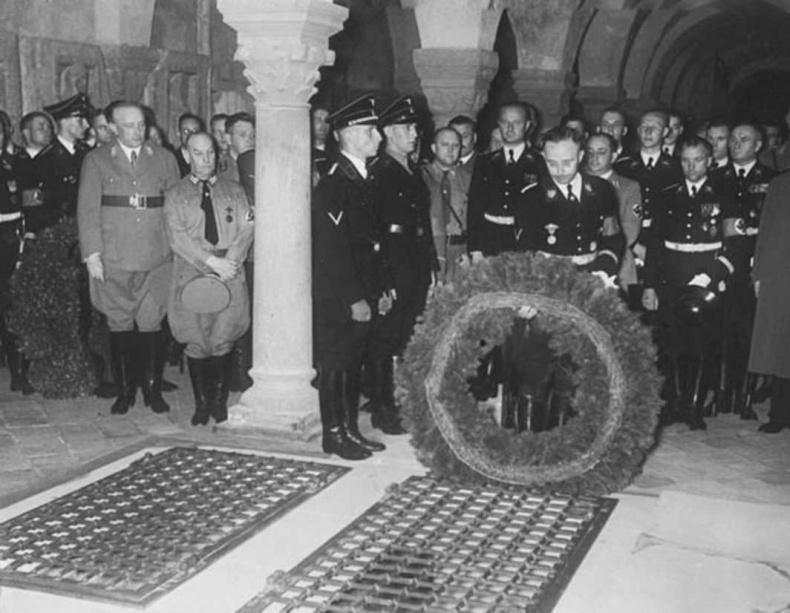 Иллюстрация к книге — Тайны черных замков СС [i_075.jpg]