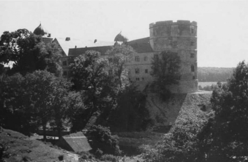 Иллюстрация к книге — Тайны черных замков СС [i_082.jpg]