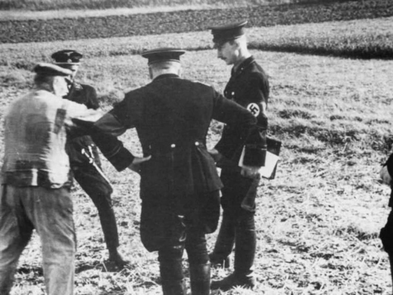 Иллюстрация к книге — Тайны черных замков СС [i_089.jpg]