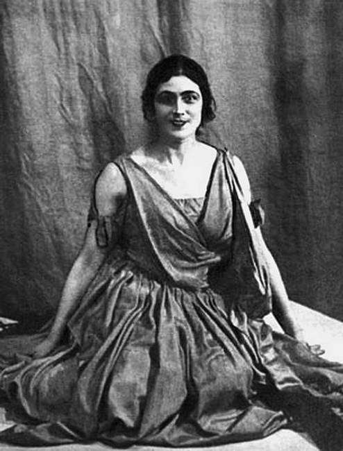 Иллюстрация к книге — 100 великих российских актеров [i_051.jpg]