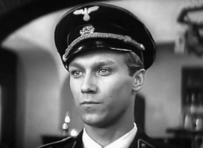 Иллюстрация к книге — 100 великих российских актеров [i_098.jpg]