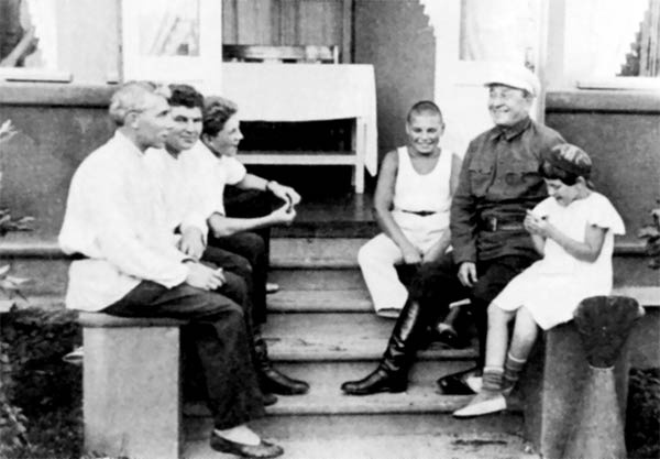 Иллюстрация к книге — Госдачи Кавказских Минеральных Вод. Тайны создания и пребывания в них на отдыхе партийной верхушки и исполкома Коминтерна от Ленина до Хрущева [_101.jpg]